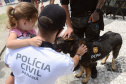 Cães policiais da Polícia Civil interagem com a sociedade no Litoral