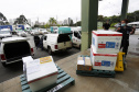 Funcionários do Cemepar carregando vacinas contra a Covid 19, para as 22 regionais de saúide do Paraná 