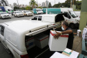 Funcionários do Cemepar carregando vacinas contra a Covid 19, para as 22 regionais de saúide do Paraná 