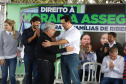 O governador Carlos Massa Ratinho Junior entregou nesta quinta-feira (12) as matrículas imobiliárias, com registro dos títulos em cartório, que regularizam a posse e o direito da moradia a 131 famílias de Ribeirão do Pinhal, no Norte Pioneiro. 