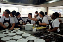 Imigrantes estrangeiros recebem capacitação gratuita para trabalhar em bares e restaurantes