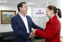 Governador do Paraná, Carlos Massa Ratinho Junior anunciou nesta quarta-feira (25), no Palácio Iguaçu, que o terminal central do município de São José dos Pinhais será incorporado à rede, permitindo um deslocamento mais ágil e econômico ao usuário. A iniciativa vai beneficiar cerca de 2,5 mil pessoas que se deslocam diariamente pelas linhas urbanas e metropolitanas e que, agora, precisarão pagar apenas uma tarifa. Participaram do anúncio o secretário-chefe da Casa Civil, prefeita da cidade, Nina Singer, Joã