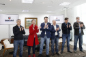 Governador do Paraná, Carlos Massa Ratinho Junior anunciou nesta quarta-feira (25), no Palácio Iguaçu, que o terminal central do município de São José dos Pinhais será incorporado à rede, permitindo um deslocamento mais ágil e econômico ao usuário. A iniciativa vai beneficiar cerca de 2,5 mil pessoas que se deslocam diariamente pelas linhas urbanas e metropolitanas e que, agora, precisarão pagar apenas uma tarifa. Participaram do anúncio o secretário-chefe da Casa Civil, prefeita da cidade, Nina Singer, Joã