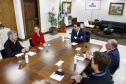 Governador do Paraná, Carlos Massa Ratinho Junior anunciou nesta quarta-feira (25), no Palácio Iguaçu, que o terminal central do município de São José dos Pinhais será incorporado à rede, permitindo um deslocamento mais ágil e econômico ao usuário. A iniciativa vai beneficiar cerca de 2,5 mil pessoas que se deslocam diariamente pelas linhas urbanas e metropolitanas e que, agora, precisarão pagar apenas uma tarifa. Participaram do anúncio o secretário-chefe da Casa Civil, prefeita da cidade, Nina Singer, Joã