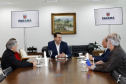 Governador do Paraná, Carlos Massa Ratinho Junior anunciou nesta quarta-feira (25), no Palácio Iguaçu, que o terminal central do município de São José dos Pinhais será incorporado à rede, permitindo um deslocamento mais ágil e econômico ao usuário. A iniciativa vai beneficiar cerca de 2,5 mil pessoas que se deslocam diariamente pelas linhas urbanas e metropolitanas e que, agora, precisarão pagar apenas uma tarifa. Participaram do anúncio o secretário-chefe da Casa Civil, prefeita da cidade, Nina Singer, Joã