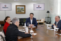 Governador do Paraná, Carlos Massa Ratinho Junior anunciou nesta quarta-feira (25), no Palácio Iguaçu, que o terminal central do município de São José dos Pinhais será incorporado à rede, permitindo um deslocamento mais ágil e econômico ao usuário. A iniciativa vai beneficiar cerca de 2,5 mil pessoas que se deslocam diariamente pelas linhas urbanas e metropolitanas e que, agora, precisarão pagar apenas uma tarifa. Participaram do anúncio o secretário-chefe da Casa Civil, prefeita da cidade, Nina Singer, Joã