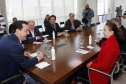 Governador do Paraná, Carlos Massa Ratinho Junior anunciou nesta quarta-feira (25), no Palácio Iguaçu, que o terminal central do município de São José dos Pinhais será incorporado à rede, permitindo um deslocamento mais ágil e econômico ao usuário. A iniciativa vai beneficiar cerca de 2,5 mil pessoas que se deslocam diariamente pelas linhas urbanas e metropolitanas e que, agora, precisarão pagar apenas uma tarifa. Participaram do anúncio o secretário-chefe da Casa Civil, prefeita da cidade, Nina Singer, Joã