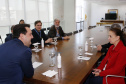 Governador do Paraná, Carlos Massa Ratinho Junior anunciou nesta quarta-feira (25), no Palácio Iguaçu, que o terminal central do município de São José dos Pinhais será incorporado à rede, permitindo um deslocamento mais ágil e econômico ao usuário. A iniciativa vai beneficiar cerca de 2,5 mil pessoas que se deslocam diariamente pelas linhas urbanas e metropolitanas e que, agora, precisarão pagar apenas uma tarifa. Participaram do anúncio o secretário-chefe da Casa Civil, prefeita da cidade, Nina Singer, Joã