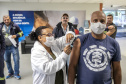 Trabalhadores portuários de Paranaguá recebem vacina contra Covid-19 e Influenza H3N2 