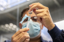 Trabalhadores portuários de Paranaguá recebem vacina contra Covid-19 e Influenza H3N2 