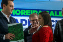 O governador Carlos Massa Ratinho Junior entregou nesta sexta-feira (6), 52 títulos de regularização fundiária para famílias em Moreira Sales, na região Centro-Oeste do Estado. 