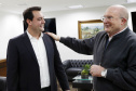 O governador Carlos Massa Ratinho Junior recebeu nesta quinta-feira (2), das mãos do arcebispo de Curitiba, dom José Antonio Peruzzo, o convite para participar da festa na Capital no dia 16 de junho.