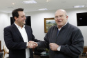 O governador Carlos Massa Ratinho Junior recebeu nesta quinta-feira (2), das mãos do arcebispo de Curitiba, dom José Antonio Peruzzo, o convite para participar da festa na Capital no dia 16 de junho.