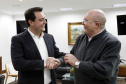 O governador Carlos Massa Ratinho Junior recebeu nesta quinta-feira (2), das mãos do arcebispo de Curitiba, dom José Antonio Peruzzo, o convite para participar da festa na Capital no dia 16 de junho.