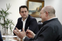 O governador Carlos Massa Ratinho Junior recebeu nesta quinta-feira (2), das mãos do arcebispo de Curitiba, dom José Antonio Peruzzo, o convite para participar da festa na Capital no dia 16 de junho.