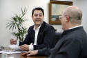 O governador Carlos Massa Ratinho Junior recebeu nesta quinta-feira (2), das mãos do arcebispo de Curitiba, dom José Antonio Peruzzo, o convite para participar da festa na Capital no dia 16 de junho.