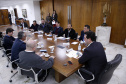 O governador Carlos Massa Ratinho Junior recebeu nesta quinta-feira (2), das mãos do arcebispo de Curitiba, dom José Antonio Peruzzo, o convite para participar da festa na Capital no dia 16 de junho.