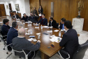 O governador Carlos Massa Ratinho Junior recebeu nesta quinta-feira (2), das mãos do arcebispo de Curitiba, dom José Antonio Peruzzo, o convite para participar da festa na Capital no dia 16 de junho.