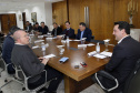 O governador Carlos Massa Ratinho Junior recebeu nesta quinta-feira (2), das mãos do arcebispo de Curitiba, dom José Antonio Peruzzo, o convite para participar da festa na Capital no dia 16 de junho.