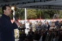 O governador Carlos Massa Ratinho Junior anunciou nesta segunda-feira (27) a contratação de 2 mil policiais militares e 400 bombeiros militares aprovados no concurso público realizado pela Secretaria da Segurança Pública no ano passado, além de 250 veículos, 88 motos e seis embarcações. Ele também também convocou 150 delegados, 200 investigadores, 50 papiloscopistas e 24 escrivães que vão compor os quadros da Polícia Civil do Paraná. O anúncio foi feito na cerimônia na Academia Policial Militar do Guatupê, 