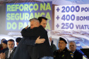 O governador Carlos Massa Ratinho Junior anunciou nesta segunda-feira (27) a contratação de 2 mil policiais militares e 400 bombeiros militares aprovados no concurso público realizado pela Secretaria da Segurança Pública no ano passado, além de 250 veículos, 88 motos e seis embarcações. Ele também também convocou 150 delegados, 200 investigadores, 50 papiloscopistas e 24 escrivães que vão compor os quadros da Polícia Civil do Paraná. O anúncio foi feito na cerimônia na Academia Policial Militar do Guatupê, 