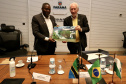 Vice-governador apresenta destaques da economia do Paraná ao embaixador da Tanzânia