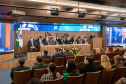 A Secretaria de Estado da Educação e do Esporte (Seed-PR) assinou nesta quinta-feira (2) um acordo de cooperação técnica e científica com o Tribunal de Contas do Estado Paraná (TCE-PR) para capacitar estudantes e professores dos colégios estaduais no controle social sobre a administração pública, formando cidadãos mais conscientes. 