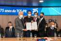 A Secretaria de Estado da Educação e do Esporte (Seed-PR) assinou nesta quinta-feira (2) um acordo de cooperação técnica e científica com o Tribunal de Contas do Estado Paraná (TCE-PR) para capacitar estudantes e professores dos colégios estaduais no controle social sobre a administração pública, formando cidadãos mais conscientes. 