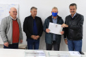 Famílias de Mandirituba recebem documentos para regularizar propriedades