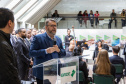 Colaboradores e parceiros em clima de confraternização comemoram com coro Ottava Bassa e foto no Palacete dos Leões