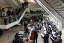 Colaboradores e parceiros em clima de confraternização comemoram com coro Ottava Bassa e foto no Palacete dos Leões
