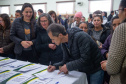  Criado para facilitar a regularização de imóveis sem registro em todo o Paraná, o programa Escritura na Mão será ampliado pelo Governo do Estado a partir de 2023. Com isso, a meta estabelecida inicialmente, de atender 16 mil famílias, deverá ser expandida a partir do firmamento de novas parcerias com os municípios e de um modelo mais simples de contratação - 