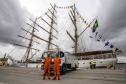Navio-veleiro Cisne Branco atrai trabalhadores e visitantes no cais do Porto de Paranaguá 