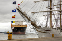 Navio-veleiro Cisne Branco atrai trabalhadores e visitantes no cais do Porto de Paranaguá 