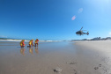Alunos do curso de guarda-vidas fazem treinamento com apoio do helicóptero do BPMOA
