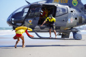 Alunos do curso de guarda-vidas fazem treinamento com apoio do helicóptero do BPMOA