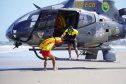 Alunos do curso de guarda-vidas fazem treinamento com apoio do helicóptero do BPMOA