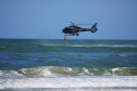 Alunos do curso de guarda-vidas fazem treinamento com apoio do helicóptero do BPMOA