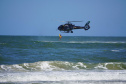 Alunos do curso de guarda-vidas fazem treinamento com apoio do helicóptero do BPMOA