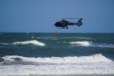 Alunos do curso de guarda-vidas fazem treinamento com apoio do helicóptero do BPMOA