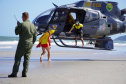 Alunos do curso de guarda-vidas fazem treinamento com apoio do helicóptero do BPMOA