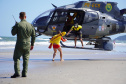 Alunos do curso de guarda-vidas fazem treinamento com apoio do helicóptero do BPMOA