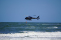 Alunos do curso de guarda-vidas fazem treinamento com apoio do helicóptero do BPMOA