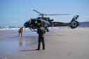 Alunos do curso de guarda-vidas fazem treinamento com apoio do helicóptero do BPMOA
