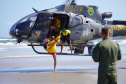 Alunos do curso de guarda-vidas fazem treinamento com apoio do helicóptero do BPMOA