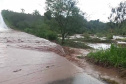 Cheia de rio atinge rodovia entre Douradina e Ivaté; DER/PR monitora situação