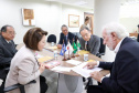 Vice-governador recebe livro que narra 50 da relação de irmandade entre Paraná e Hyogo, no Japão