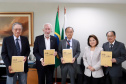 Vice-governador recebe livro que narra 50 da relação de irmandade entre Paraná e Hyogo, no Japão