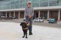Governo recebe Rock e Roberto Leite, dupla de cego e cão-guia que vai trabalhar em órgão estadual