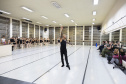 Na aula especial, os bailarinos Elias Bouza e Rafael Bittar conduziram a turma pelo balé clássico e pela dança contemporânea, respectivamente. 